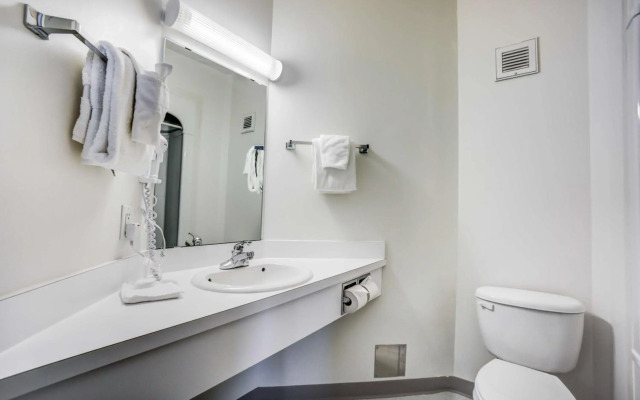 Motel 6 Red Deer, AB