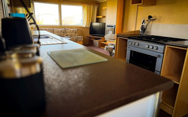 Beachside Caravan Retreat in Lowestoft Sleeps 4