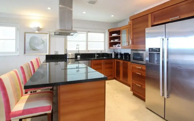 Beachfront luxury modern 2-bed apt with pool by BSL Rentals