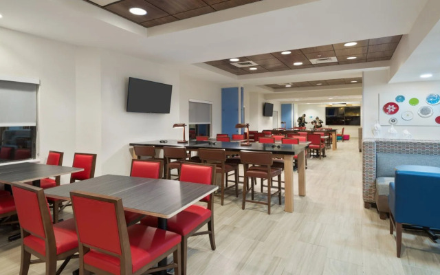 Holiday Inn Express & Suites Nearest Universal Orlando by IHG