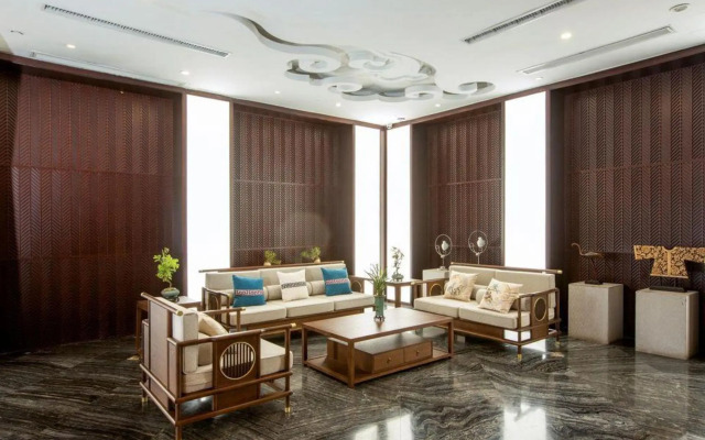 Longlin Shanju Holiday Hotel