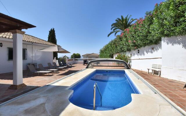 Homely holiday home in Benalmádena with private swimming pool