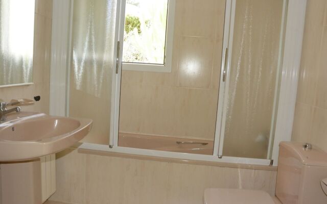 Spacious Villa With Private Swimming Pool in Ambolo