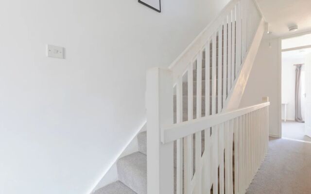Lovely 4 Bed House w Garden, 1 Stop to Waterloo