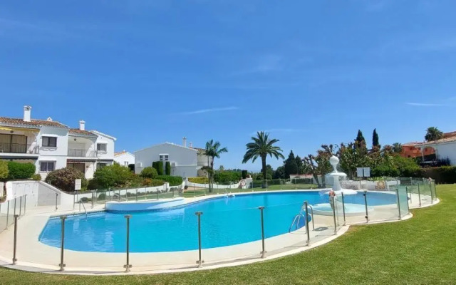 Refurbished 2-Bed Apartment in El Paraiso Alto