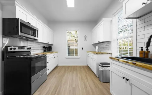 New Charming 2-bedroom Home Minutes to Downtown