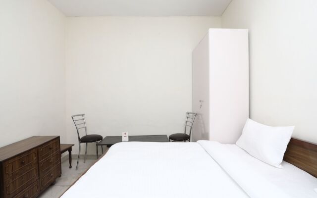 OYO 13269 Home Cozy 1RK Near Library Chowk