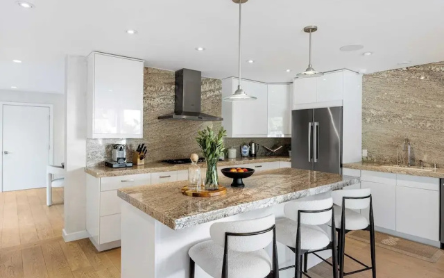 Luxury Hollywood Hills Home With Pool, Outdoor Dining & Iconic Views Skyline Chalet