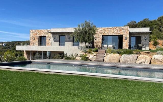 Splendide villa d'architecte vue sur la baie de Pinarellu