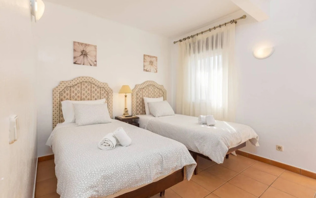 Oceanview Apart A By Sequeira