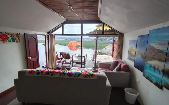 Uros Mamá Kota Lodge