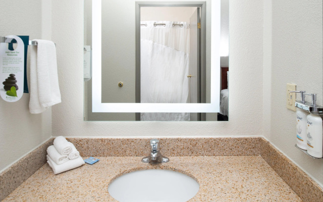 Holiday Inn Express Farmington - Bloomfield by IHG