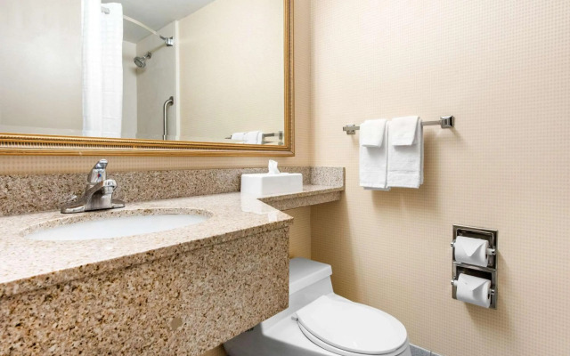 Quality Inn & Suites Charleston - Civic Center