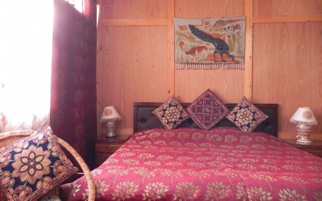 Shabrose Heritage Houseboats