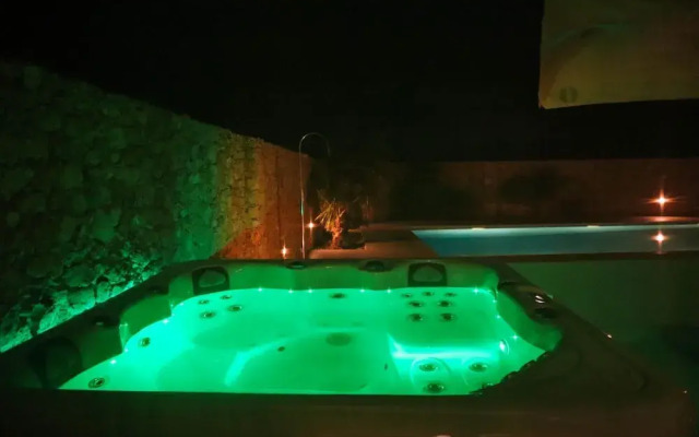 Comfortable Home With hot tub and Communal Pool