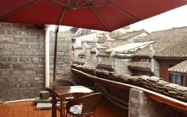 Fenghuang Nanmu Inn No.1