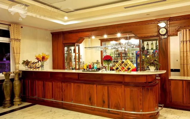 Van Phat Riverside Hotel