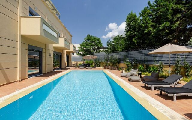 Eos Urban Villa by UPSTREET