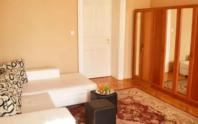 Bullock - Colorful Stay