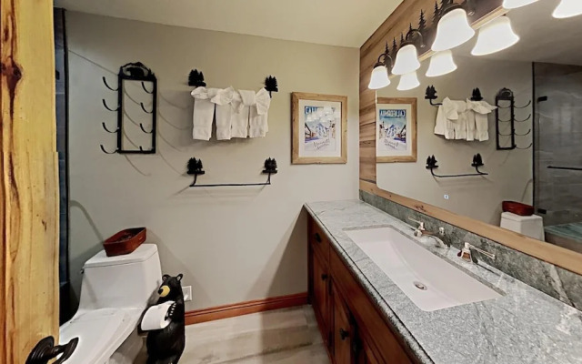 Slopeside Four Bedroom Homes at 1849 Condos - Free Wifi & Parking!