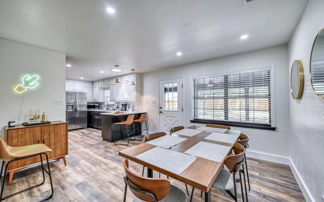 Modern Luxurious Home Near Main W/hot Tub-firepit!