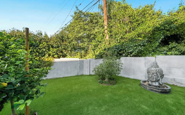 Farley Court - Stylish Hillside Residence With Stunning Views