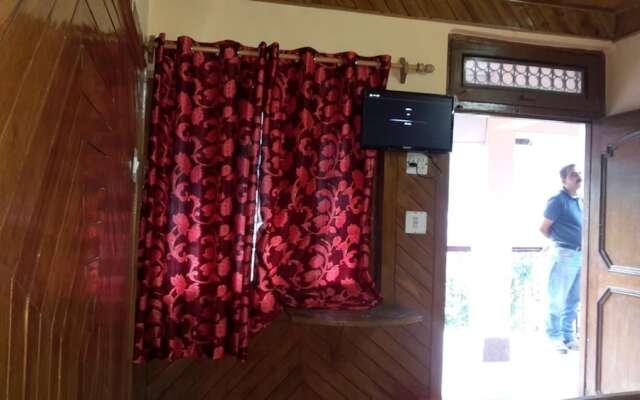 Goroomgo Payal Mall Road Nainital