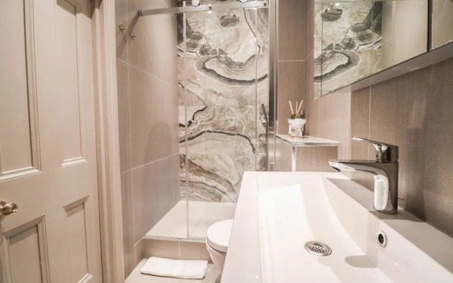 Beautiful Kensington Garden Apartment