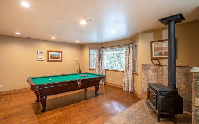 Mountain Retreat With Hot Tub & Pool Table - Just Over 1 Hour to Squaw Valley Resort! by Redawning