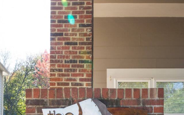 Fun 1 BR Apt In Popular NODA