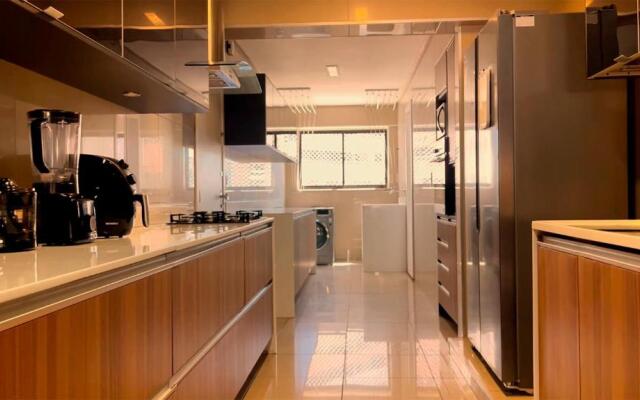 Luxuosa cobertura de 380m² a 850m da Av Beira Mar