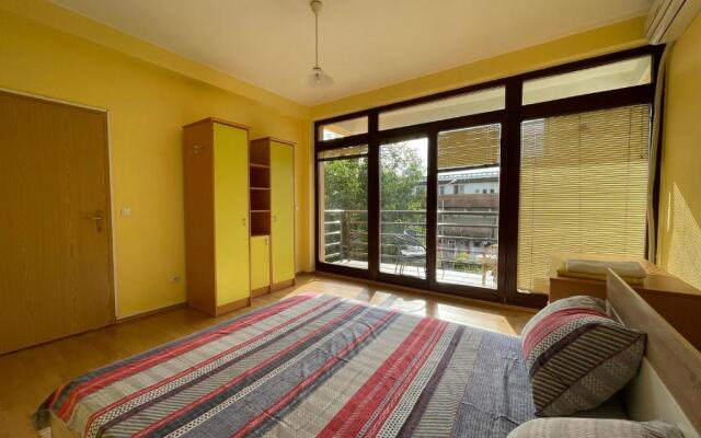 Huge Apartment with a Garden in the City Center