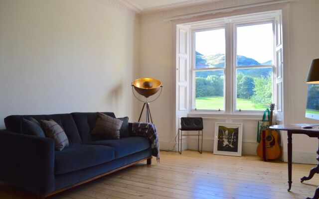 2 Bedroom Flat With Views of Holyrood