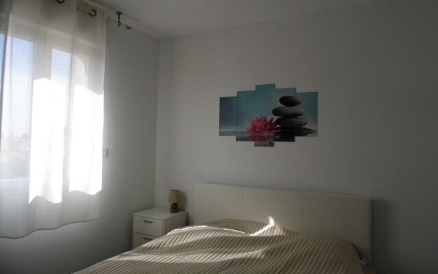 Apartment With 2 Bedrooms in Saint-cyr-sur-mer, With Pool Access, Furn