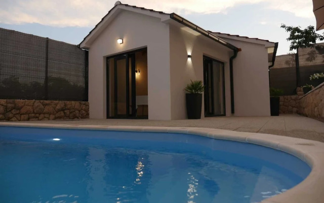 Shadesofblue M & M Sleeps 4 With Pool