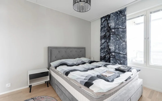 Spacious 2BR Apt - Lake View & Sauna