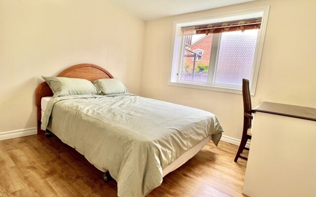 Cozy Home in Richmond Hill with Free Parking