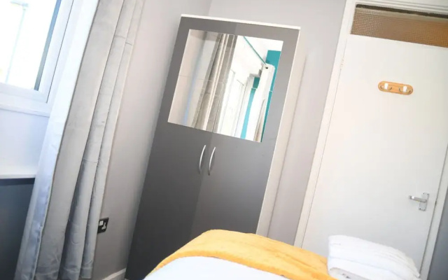 Tranquil Walsall Retreat With 3 Bedrooms