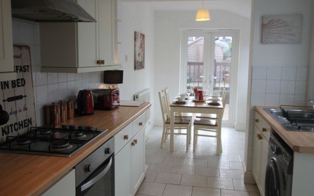 Gelynis 3 Bedroom House by Cardiff Holiday Homes