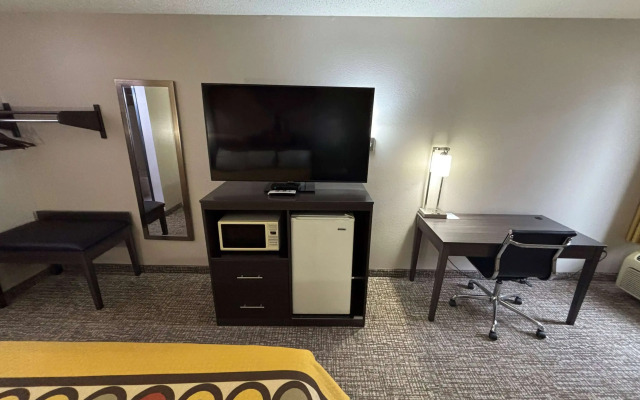 Super 8 by Wyndham Marshall
