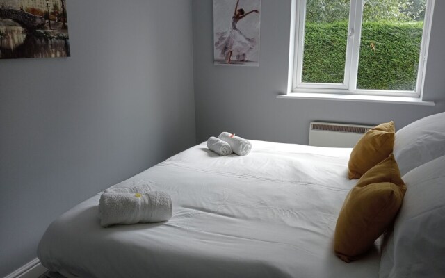 Beautiful and Secluded ,detached Garden Apartment