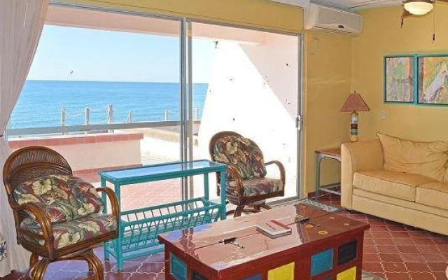 Las Olas Beachfront Townhome 603 by RedAwning