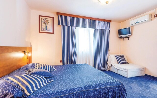 Beautiful Home in Metajna With Wifi and 14 Bedrooms