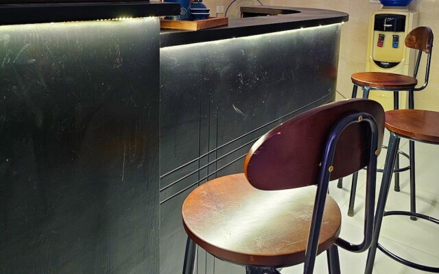 Frontier Hostel & Tours