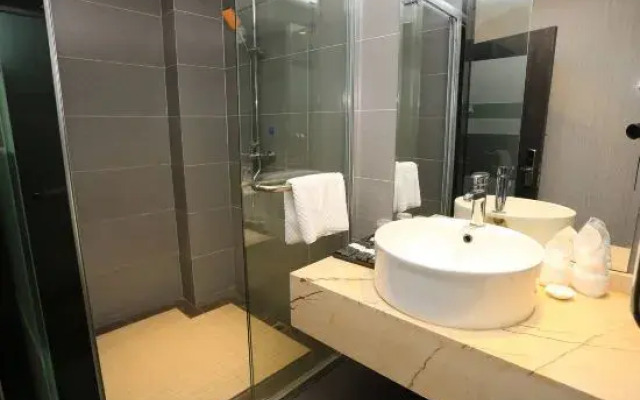 Qianhui Hotel (Chongqing Daping Longhu Times Tianjie Store)