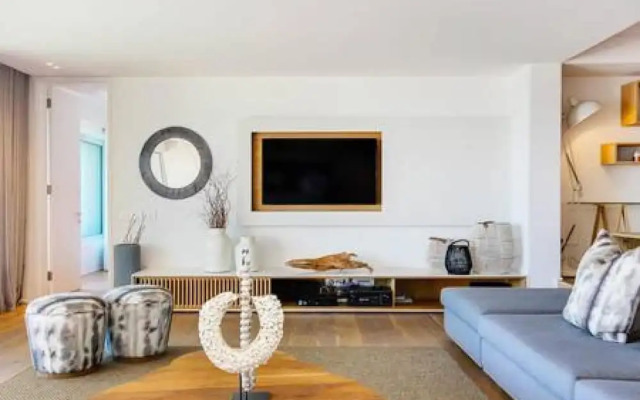 Modern Seaside Apartment w Incredible Views Lillamton