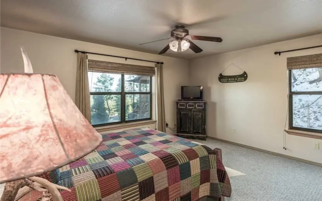 Bear Butte Lodge - Three Bedroom Cabin with Hot Tub
