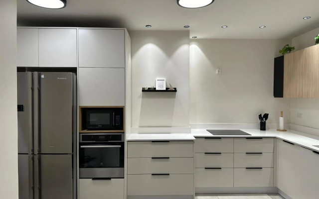 New Stylish 2-BR Apartment with Private Balcony