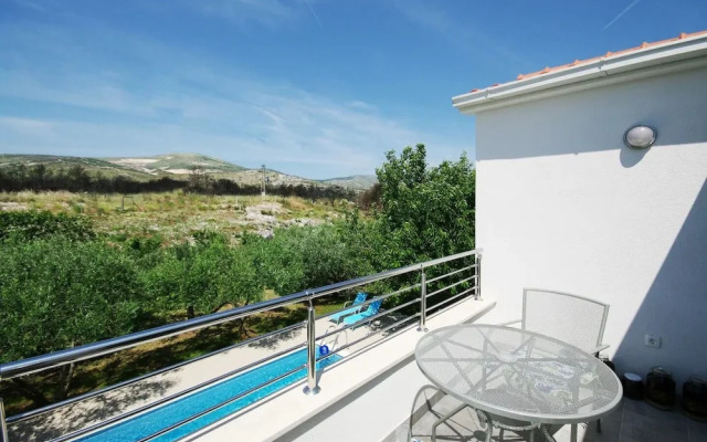 Viki - With Heated Pool - H
