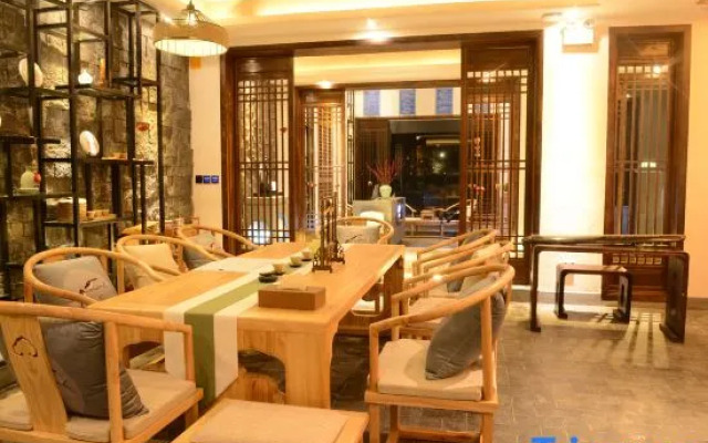 Xingyi Wanfenglin Yuejingwan Hotel